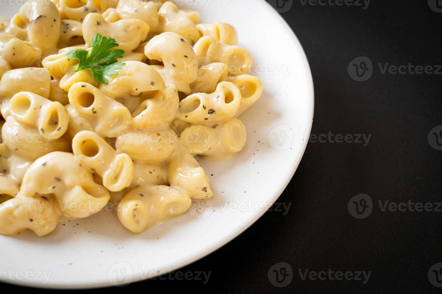 Makkaroni und Käse mit Kräutern in einer Schüssel foto