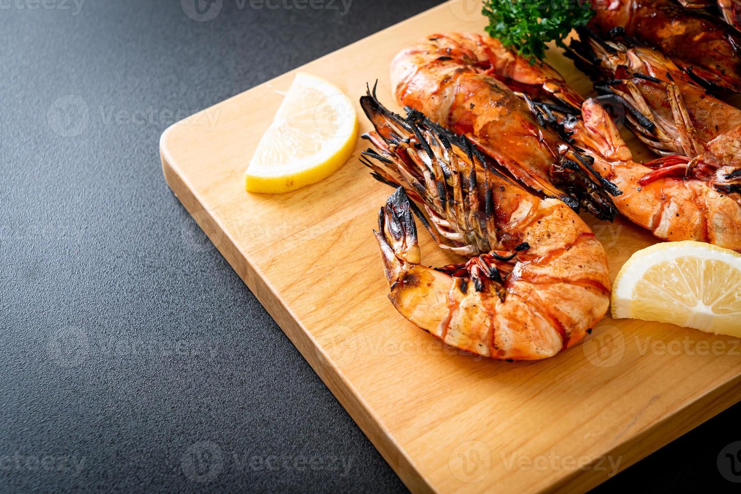 gegrillte Tigergarnelen oder Shrimps mit Zitrone auf einem Teller foto