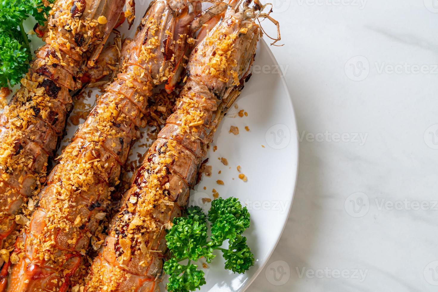 gebratene Fangschreckenkrebse mit Knoblauch foto