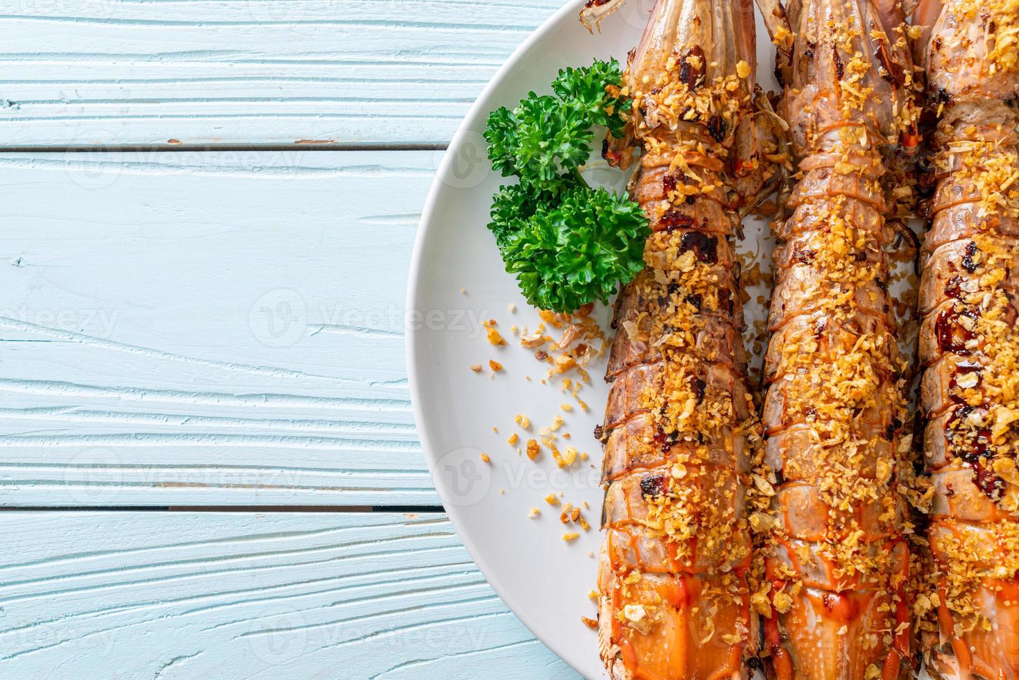 gebratene Fangschreckenkrebse mit Knoblauch foto