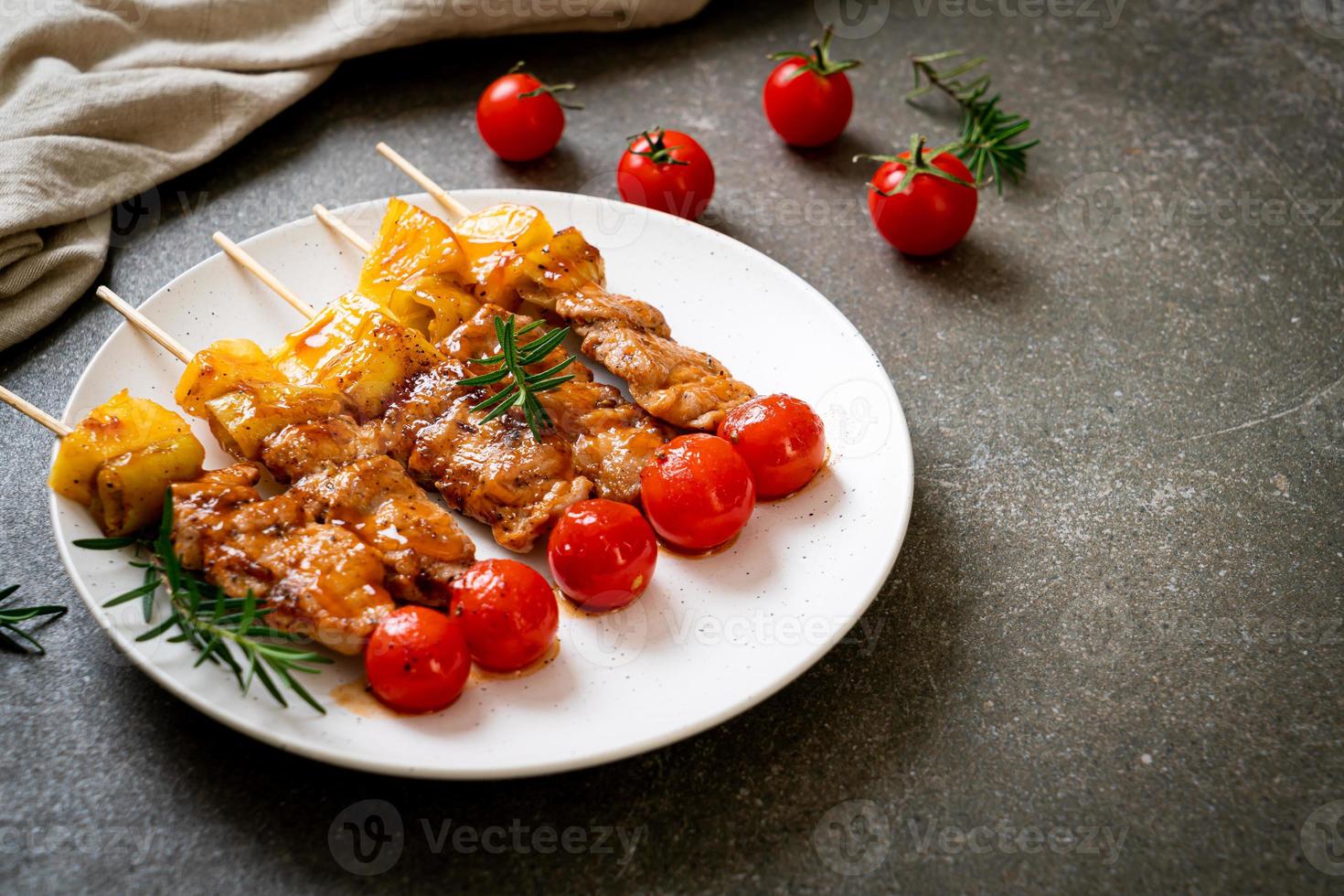 Gegrillter Schweinefleisch-Grillspieß auf Teller foto