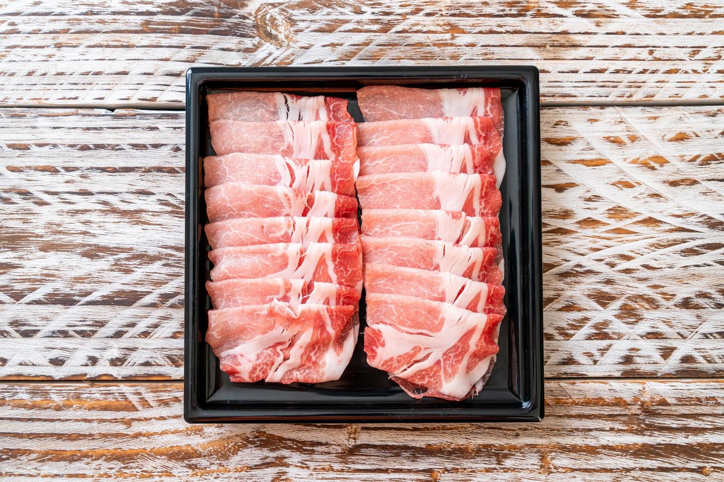 frisches rohes Schweinelende in Scheiben geschnitten foto