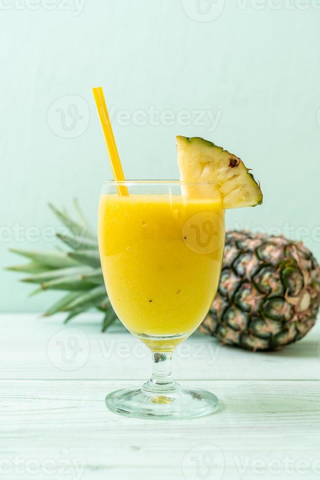 frisches Ananas-Smoothie-Glas auf Holztisch - gesundes Getränk foto