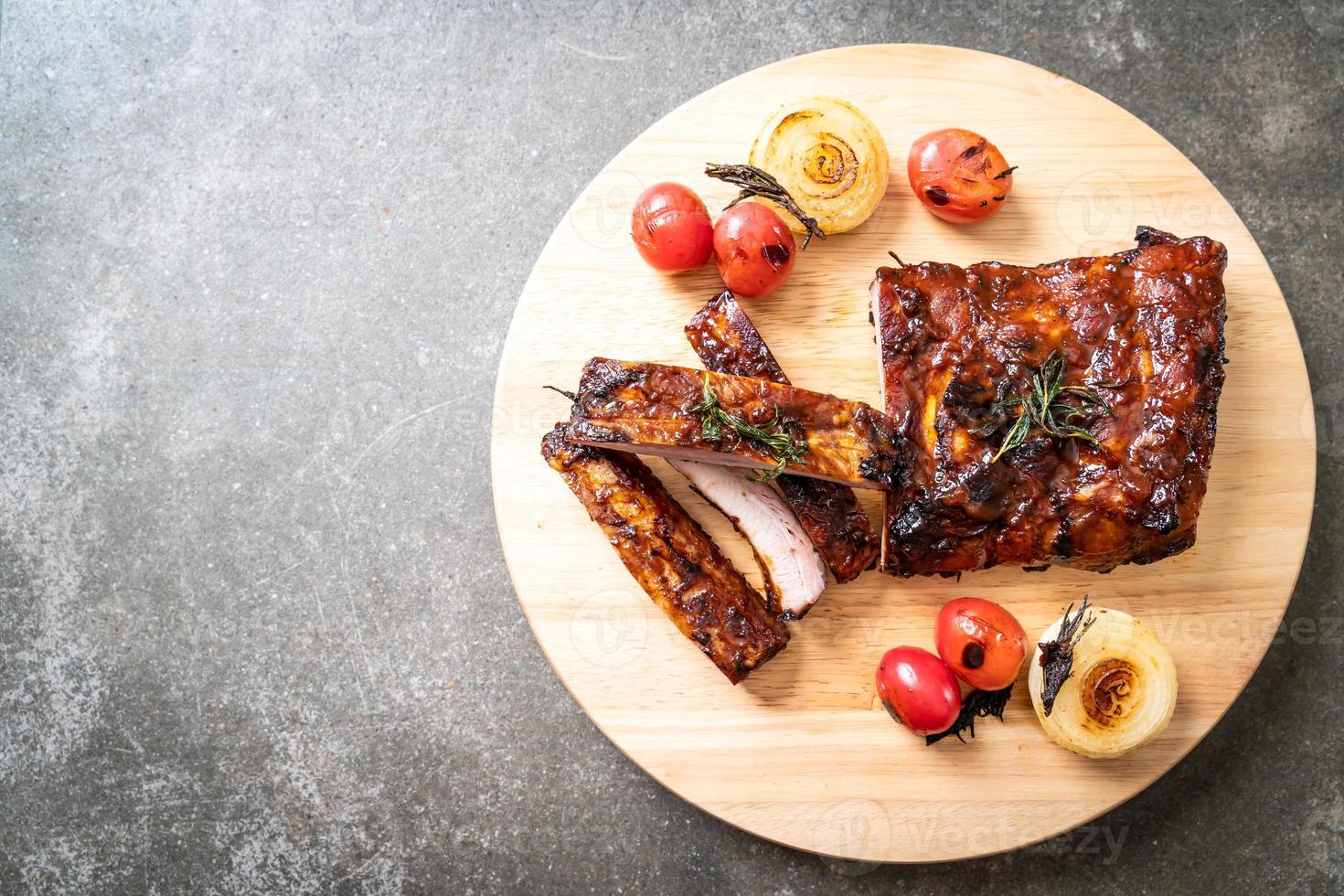 gegrilltes und gegrilltes Schweinefleisch foto