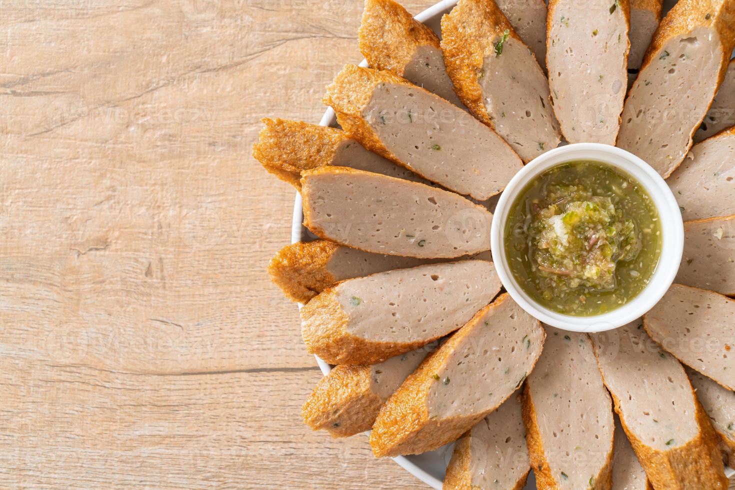 gebratener chinesischer Fischkuchen oder Fischbällchen in Scheiben geschnitten mit würziger Meeresfrüchte-Dip-Sauce foto