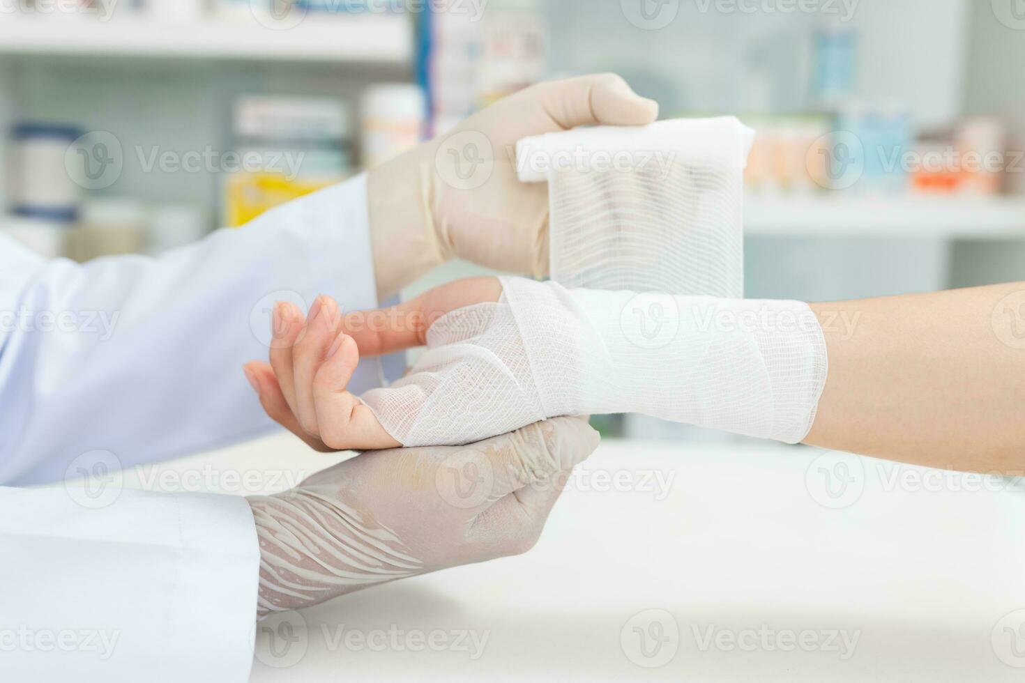 Nahansicht Hand tragen medizinisch Handschuhe von Arzt Hand binden Binde auf das Hand von geduldig im Klinik, Osteophyten und Hacke, Faszie foto