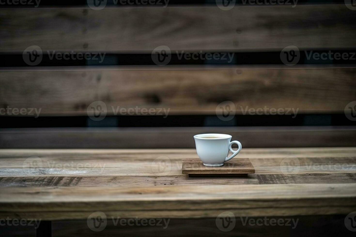 heiß Tasse von Kaffee ruhen auf ein rustikal hölzern Tabelle foto