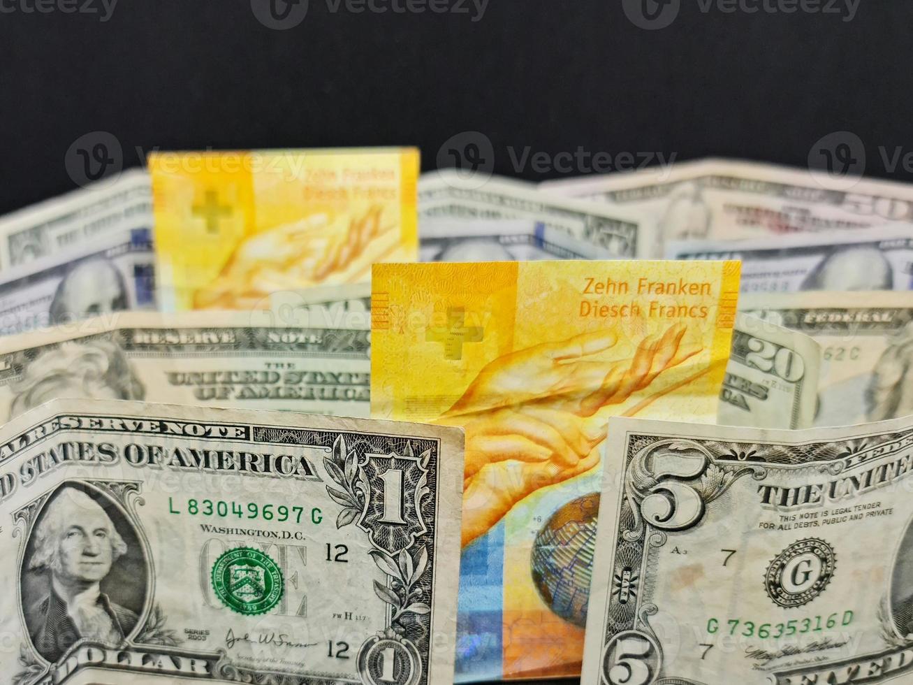 Wert im Wechselkurs zwischen Schweizer und amerikanischem Geld foto