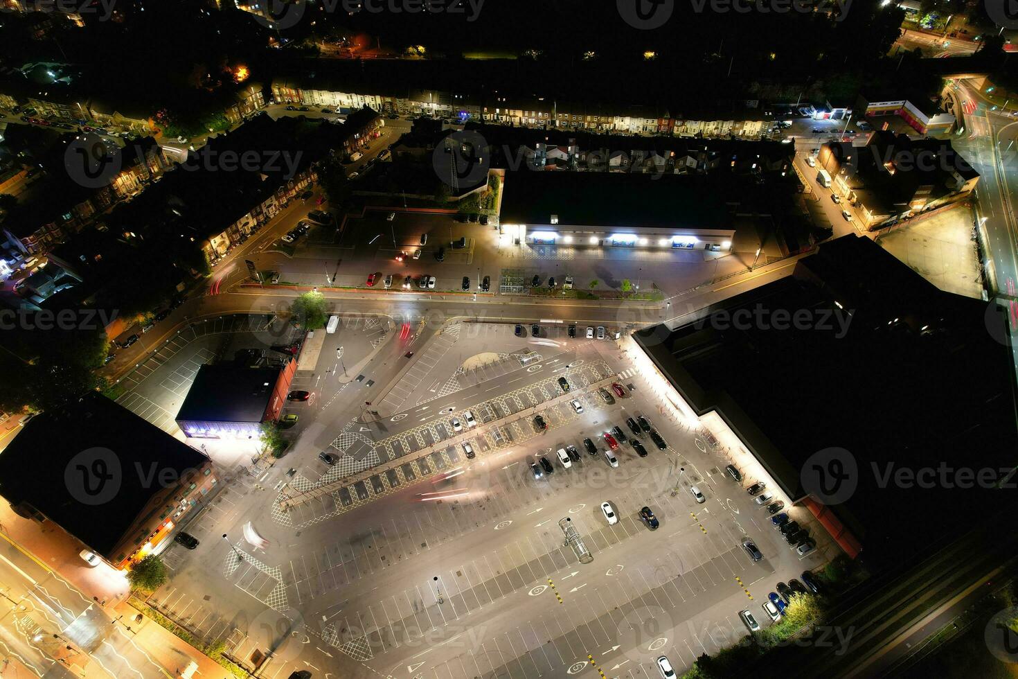 Antenne Aussicht von beleuchtet Innenstadt Gebäude, Straßen und zentral Luton Stadt von England Vereinigtes Königreich beim Anfang von klar Wetter Nacht von September 5., 2023 foto