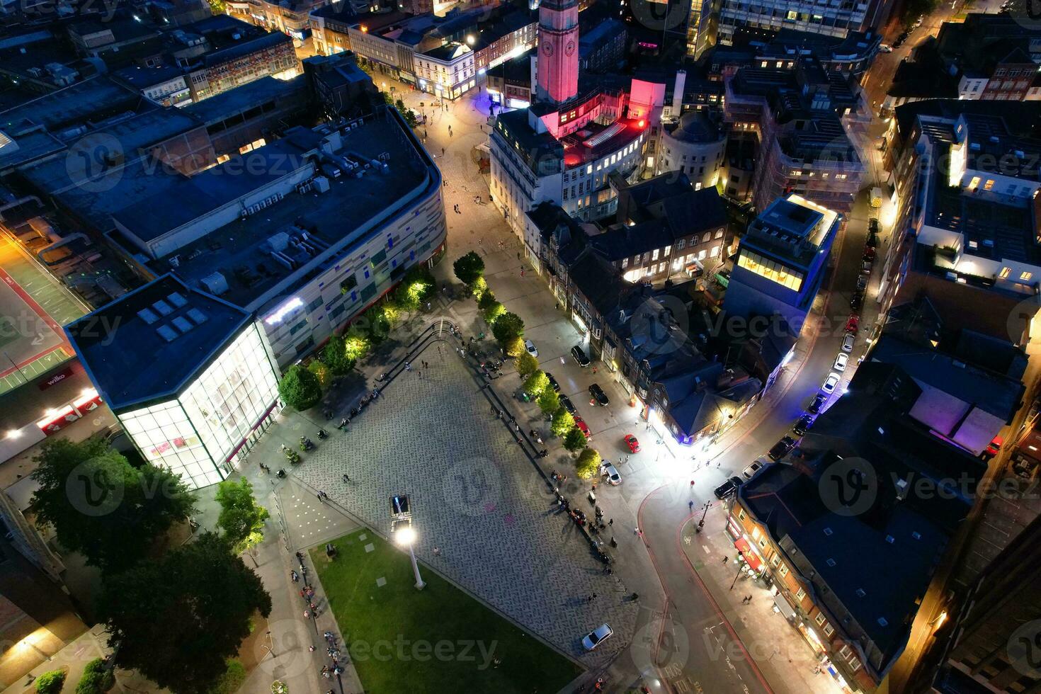 Antenne Aussicht von beleuchtet Innenstadt Gebäude, Straßen und zentral Luton Stadt von England Vereinigtes Königreich beim Anfang von klar Wetter Nacht von September 5., 2023 foto