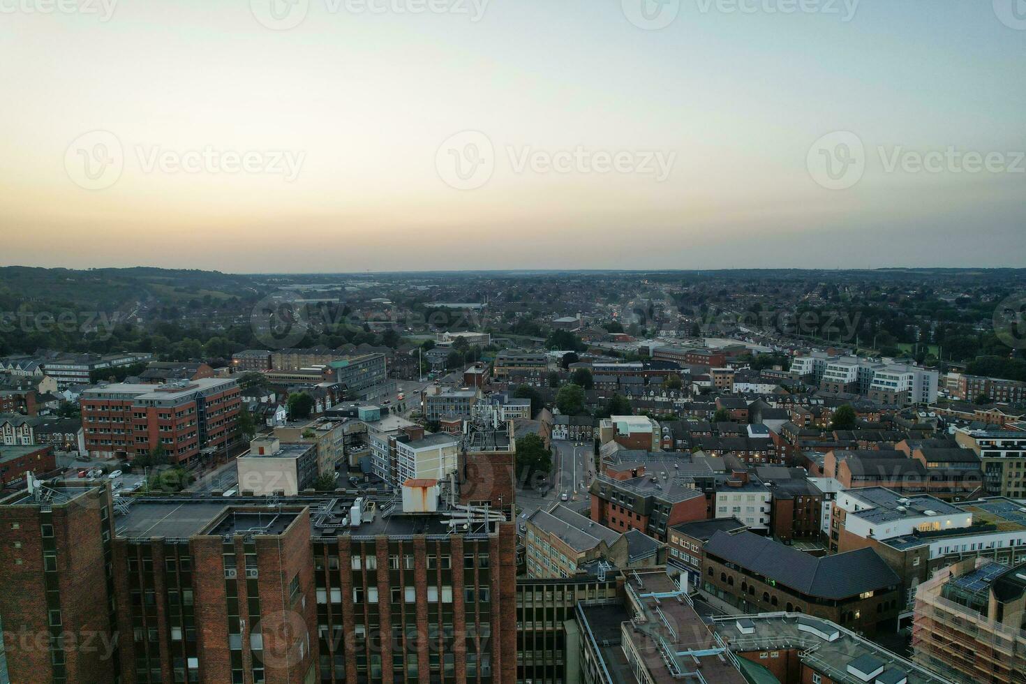 Antenne Aussicht von beleuchtet Innenstadt Gebäude, Straßen und zentral Luton Stadt von England Vereinigtes Königreich beim Anfang von klar Wetter Nacht von September 5., 2023 foto