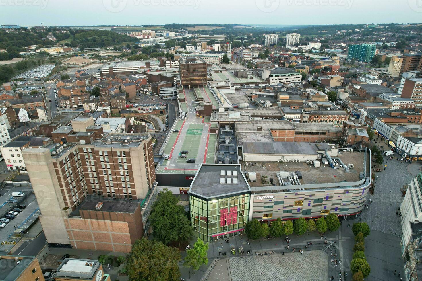 Antenne Aussicht von beleuchtet Innenstadt Gebäude, Straßen und zentral Luton Stadt von England Vereinigtes Königreich beim Anfang von klar Wetter Nacht von September 5., 2023 foto