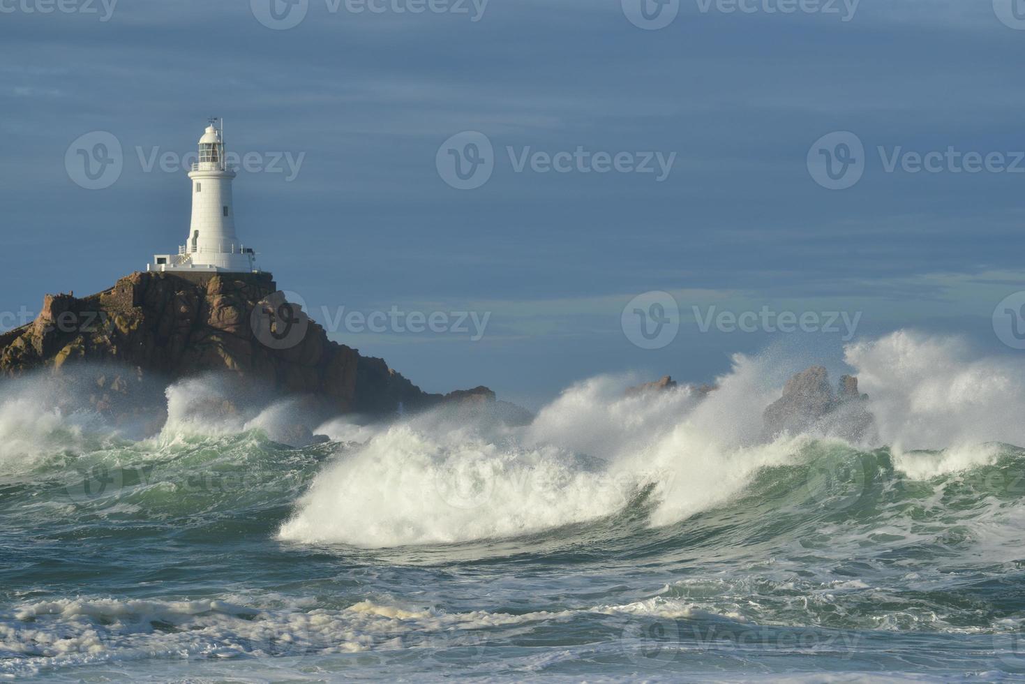 Corbiere Lighthouse Jersey UK Herbstwellen mit einem warmen Meeresmorgen Küstenstrukturbild foto