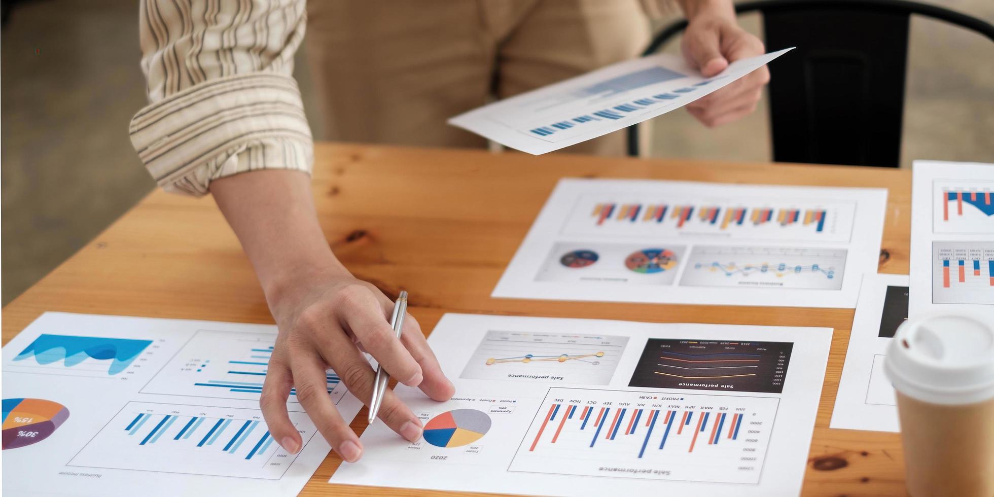 Finanzgeschäftsmann analysiert das Diagramm der Unternehmensleistung, um Gewinne und Wachstum, Marktforschungsberichte und Einkommensstatistiken, Finanzbuchhaltungskonzept zu erzielen foto