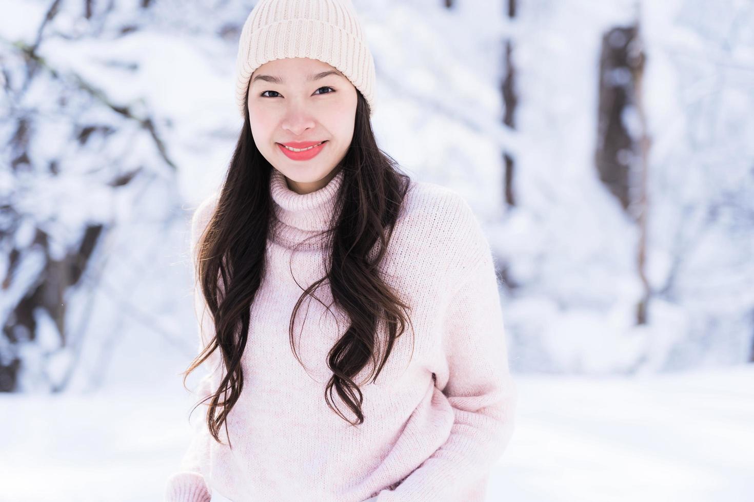 Porträt junge schöne asiatische Frau lächelt glückliche Reise und genießt mit Schnee Wintersaison foto