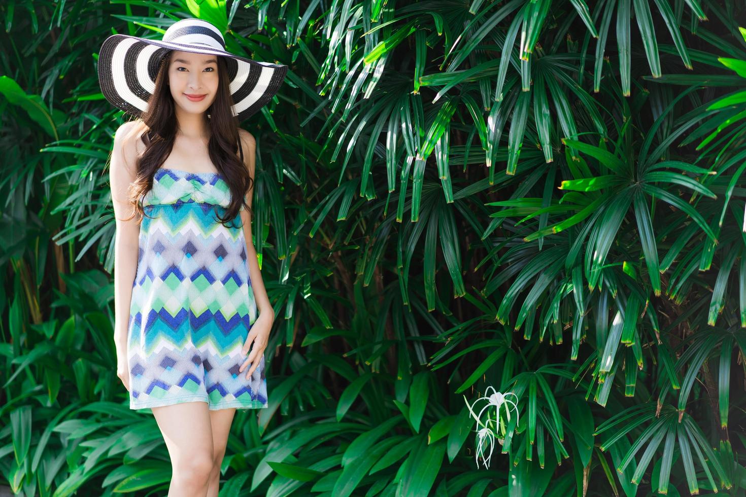 Porträt schöne junge asiatische Frau Lächeln und glücklich im Garten im Freien foto