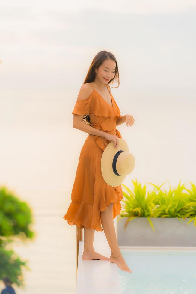 Porträt schöne junge asiatische Frau Lifestyle glückliches Lächeln mit Freizeit fast Meer Strand Ozean foto