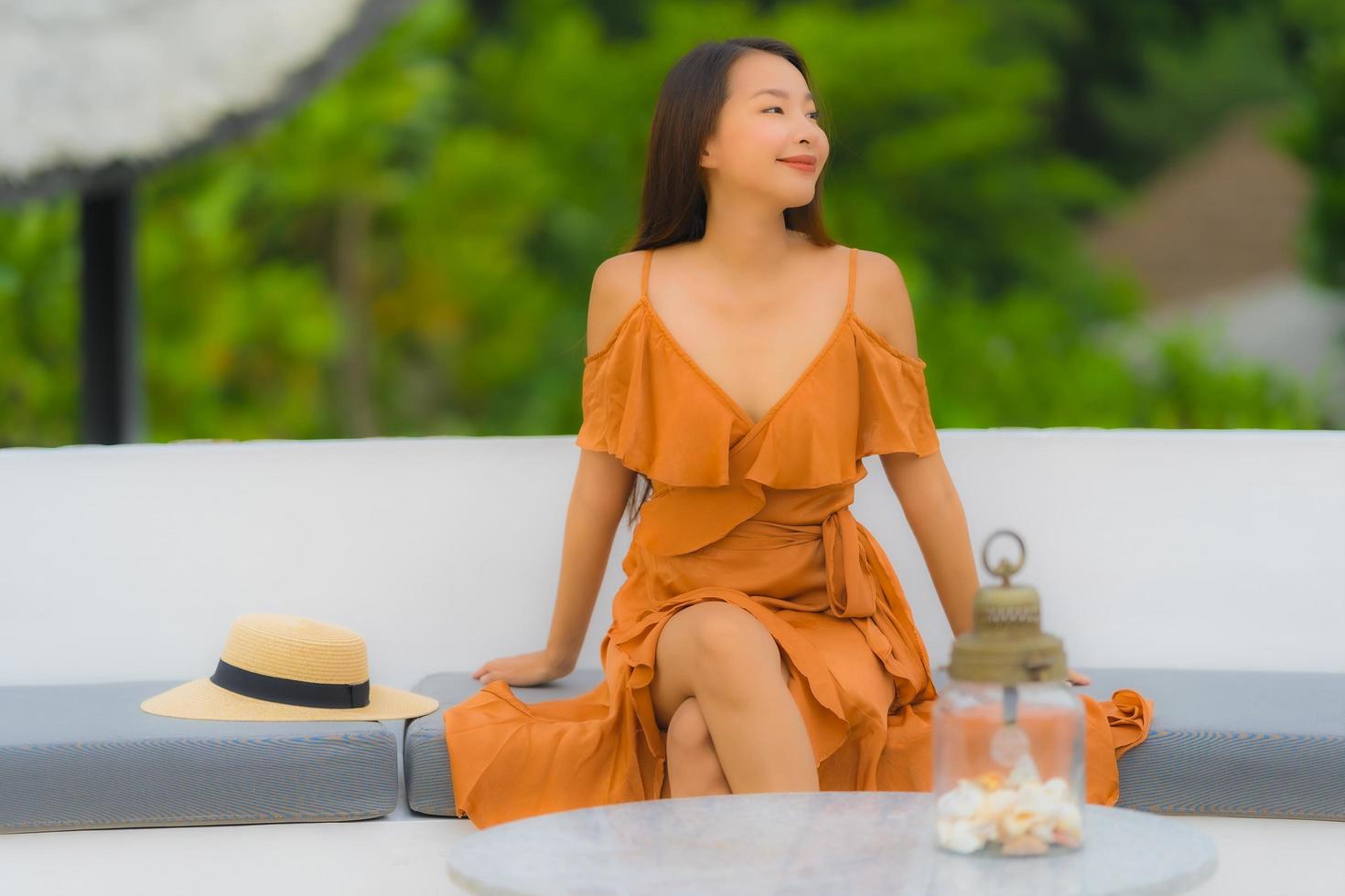 Porträt schöne junge asiatische Frau Lifestyle glückliches Lächeln mit Freizeit fast Meer Strand Ozean foto