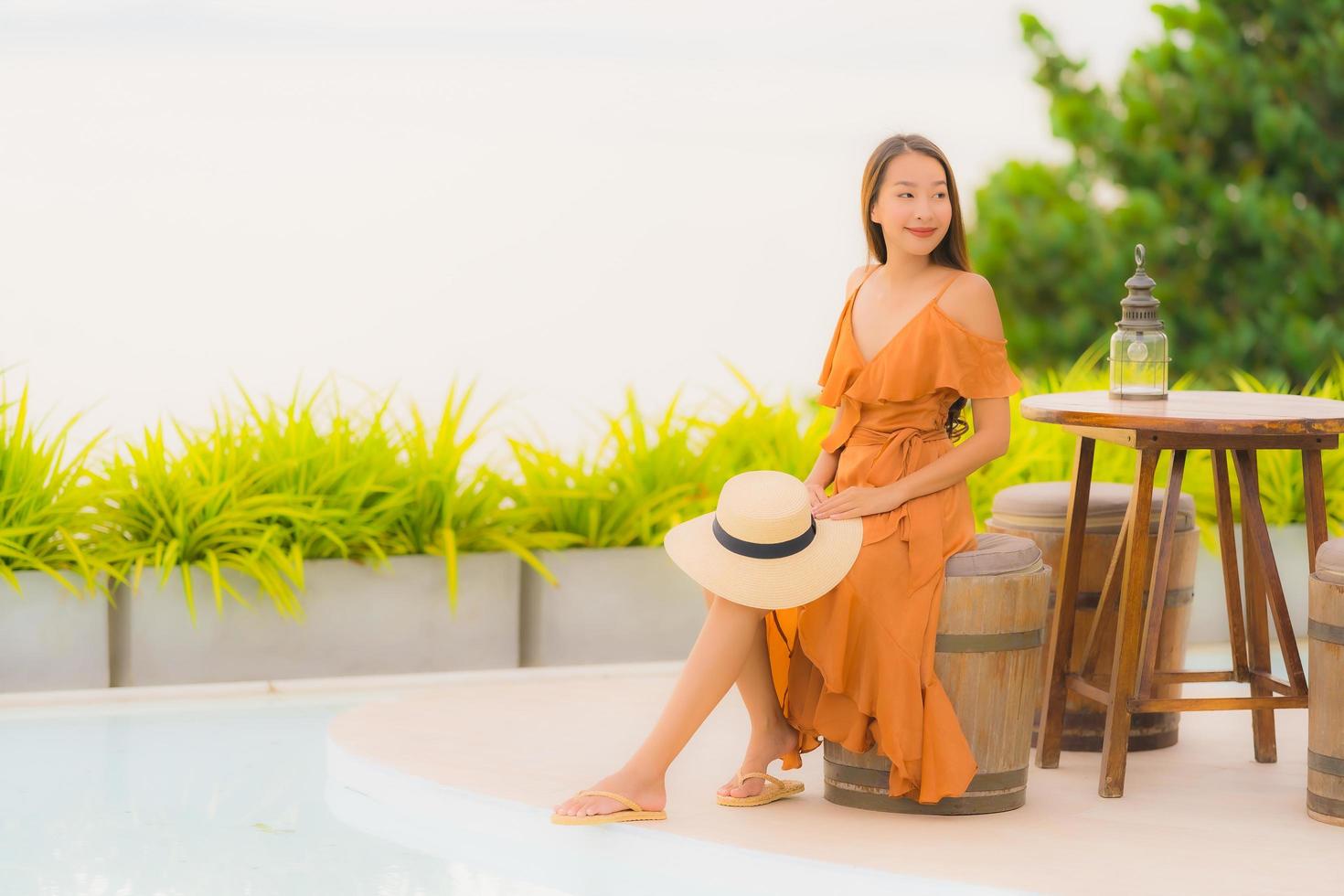 Porträt schöne junge asiatische Frau Lifestyle glückliches Lächeln mit Freizeit fast Meer Strand Ozean foto