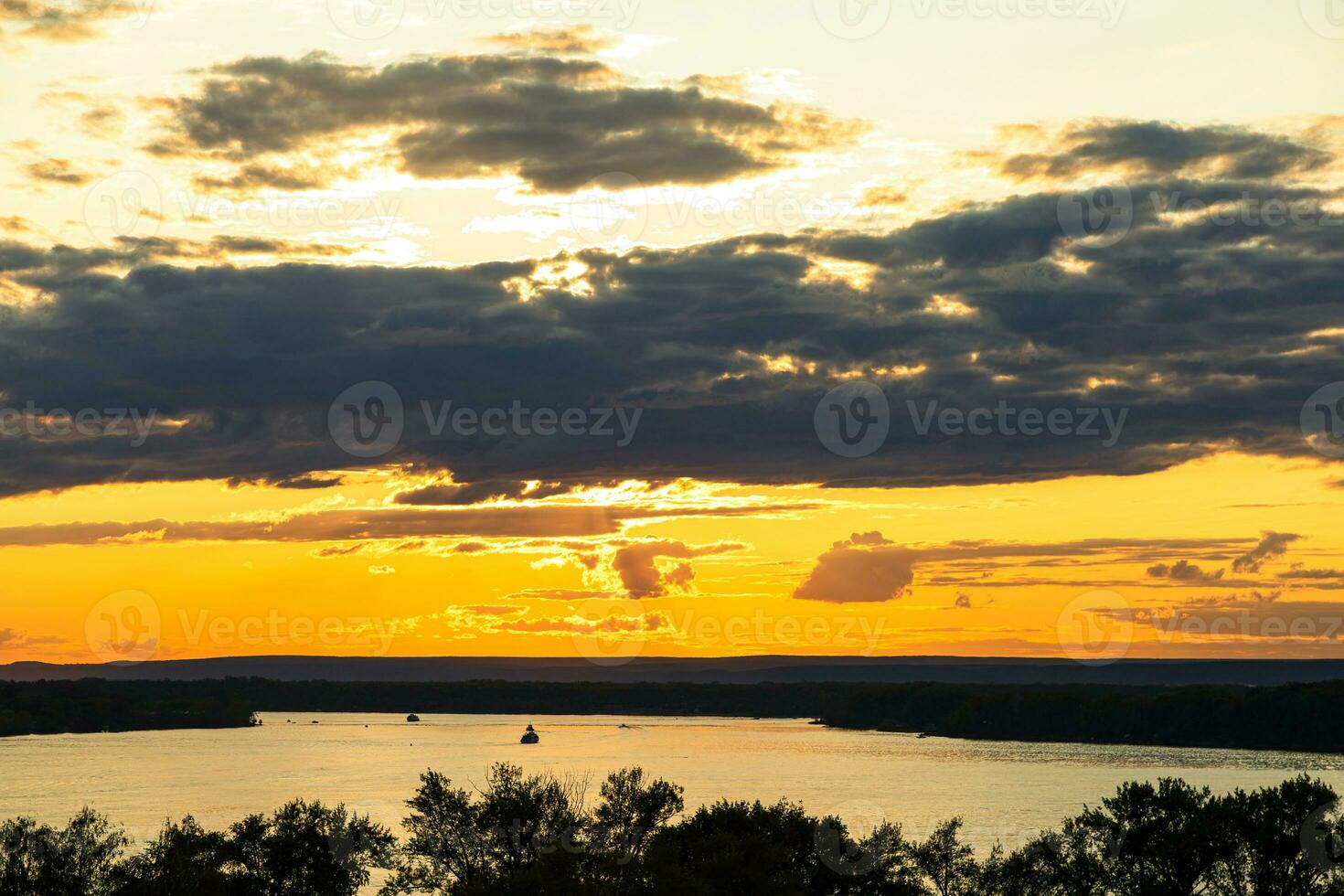 schön Sonnenuntergang Über groß Fluss im Sommer. foto