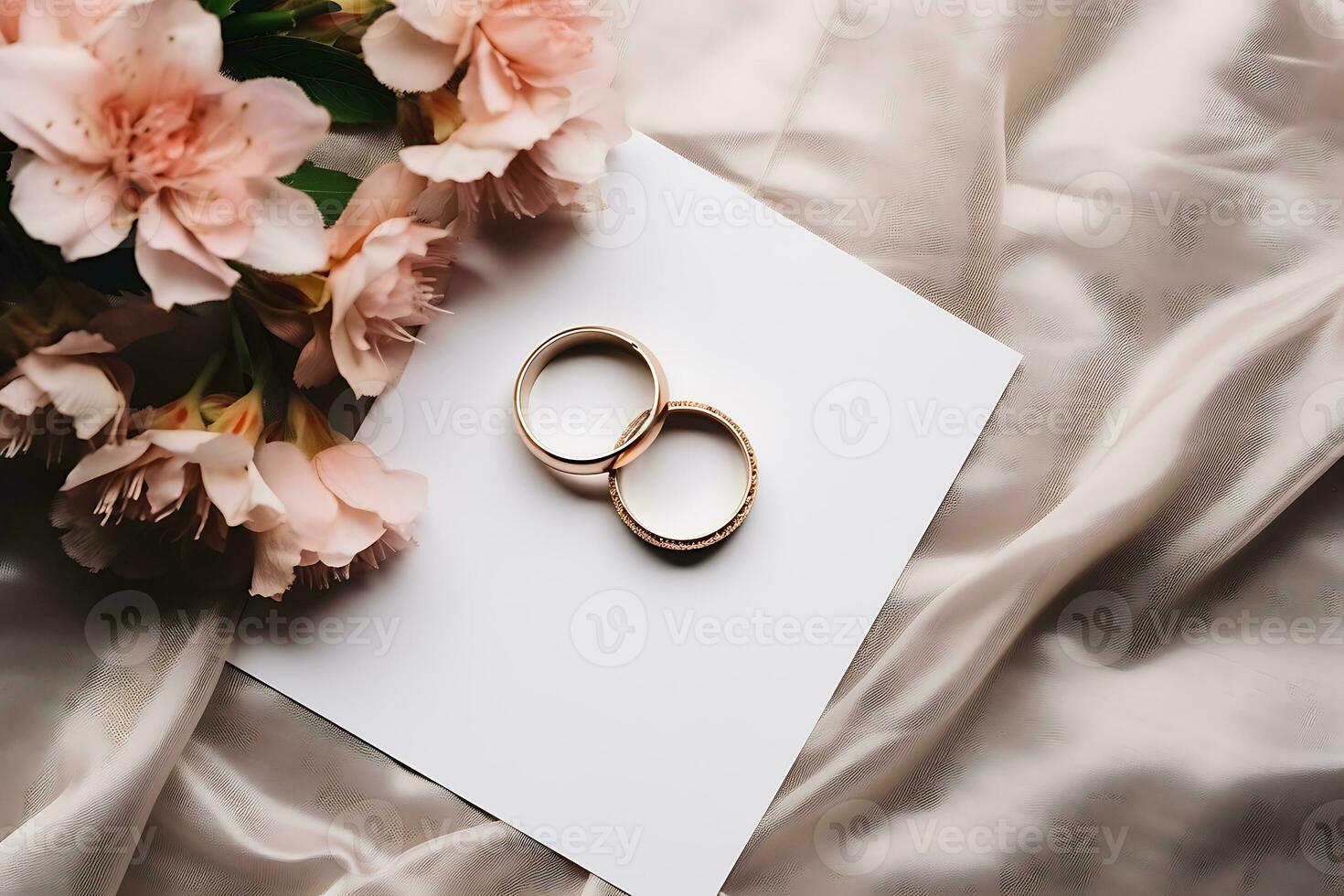 oben Aussicht Hochzeit Ringe und Papier mit Blumen foto