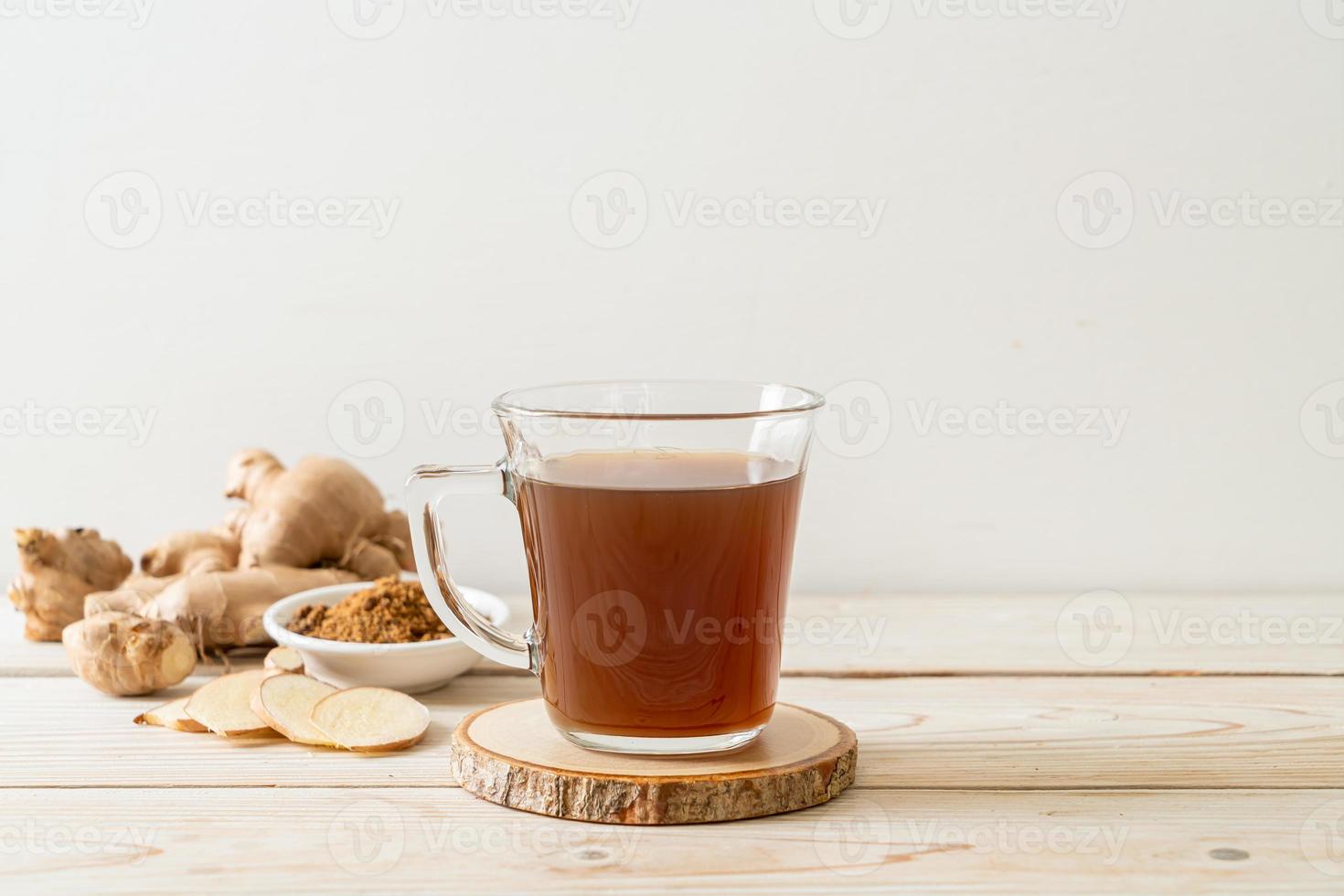 heißes und süßes Ingwersaftglas mit Ingwerwurzeln - gesunde Getränkeart foto