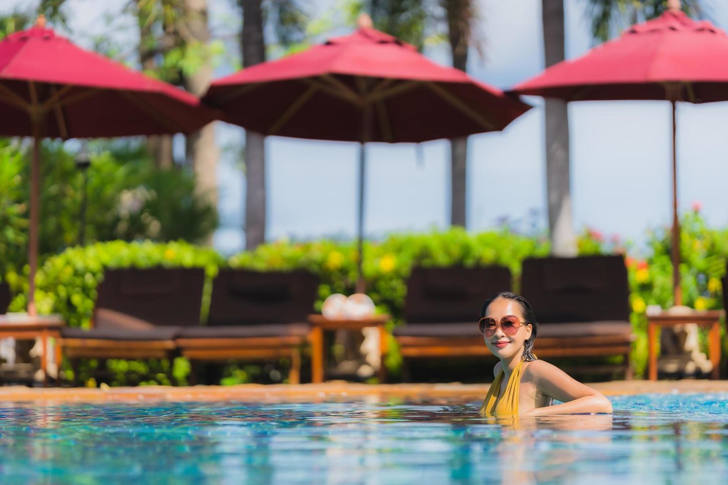 Porträt schöne junge asiatische Frau Freizeit entspannen Lächeln und glücklich um Schwimmbad im Hotelresort? foto