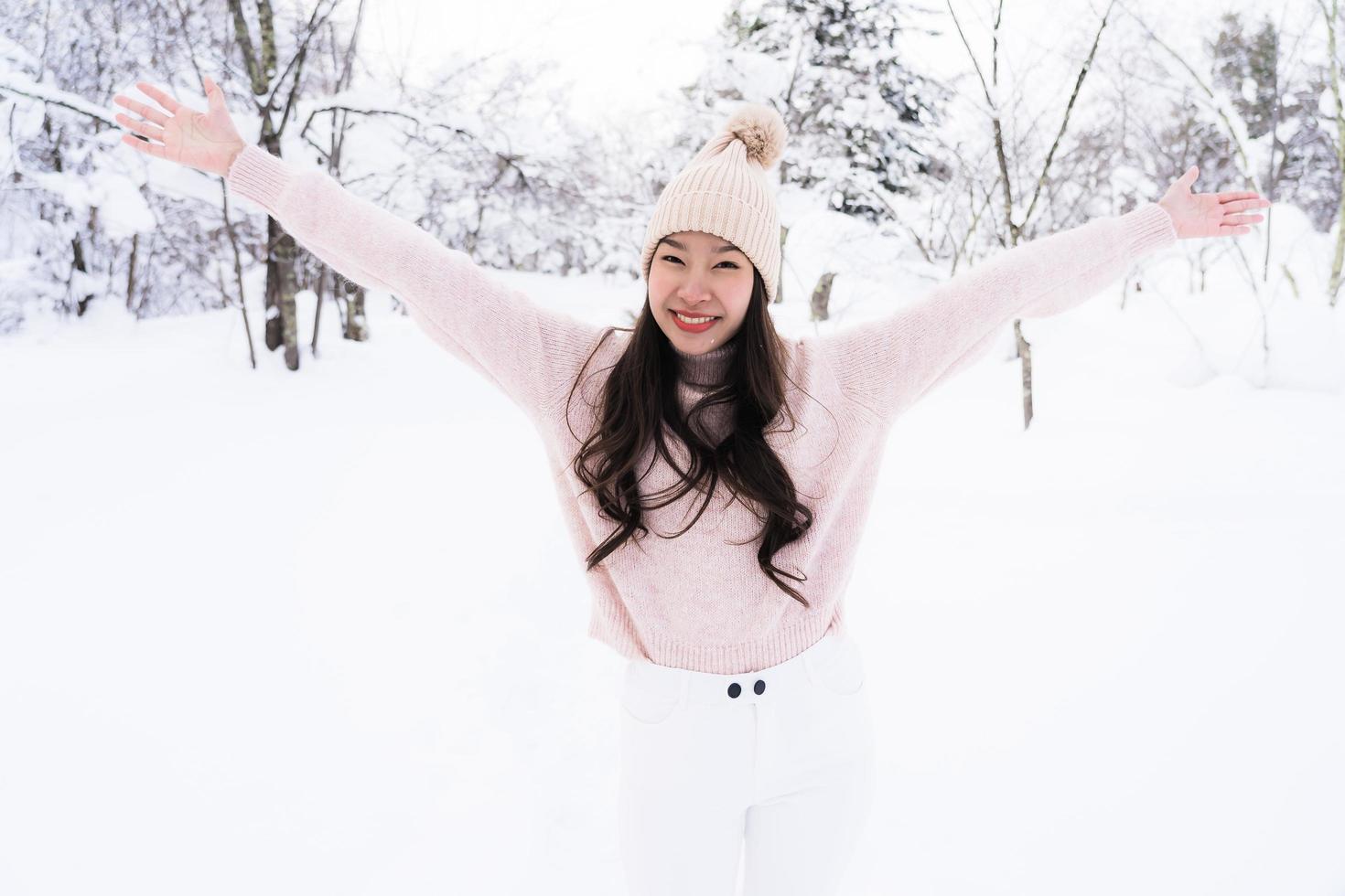 Porträt junge schöne asiatische Frau lächelt glückliche Reise und genießt mit Schnee Wintersaison foto