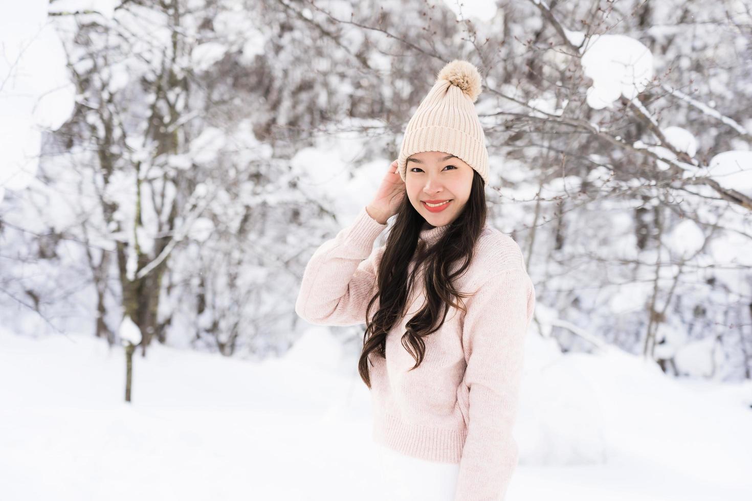 Porträt junge schöne asiatische Frau lächelt glückliche Reise und genießt mit Schnee Wintersaison foto