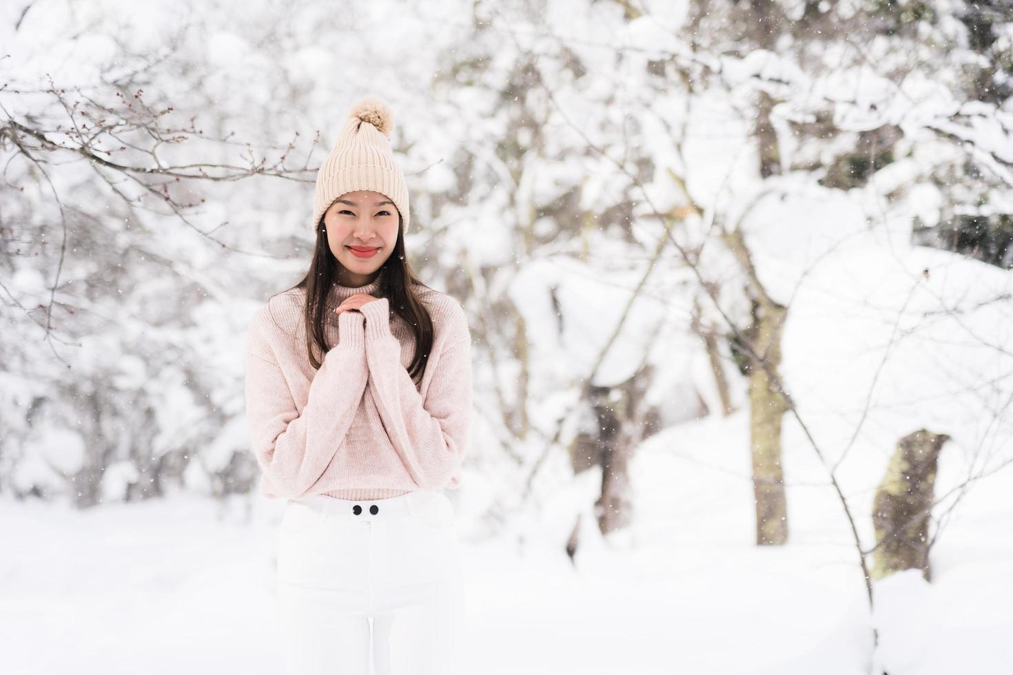 Porträt junge schöne asiatische Frau lächelt glückliche Reise und genießt mit Schnee Wintersaison foto