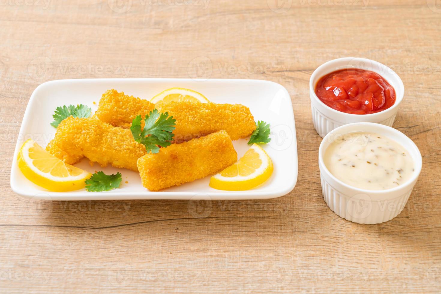 gebratene Fischstäbchen oder Pommes frites mit Soße foto