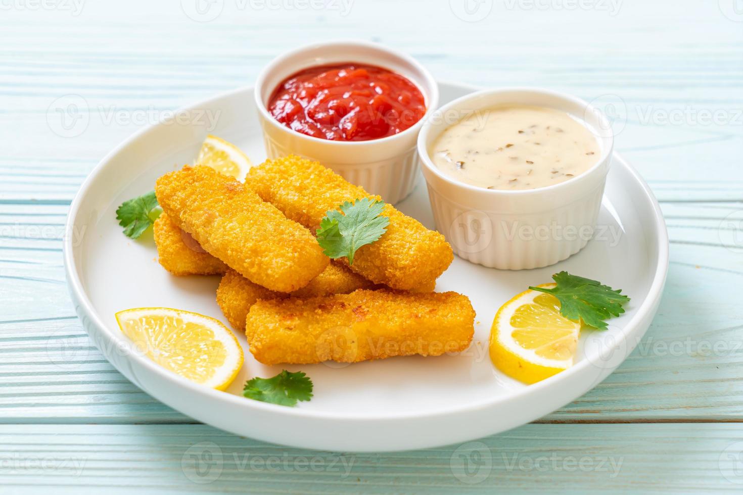 gebratene Fischstäbchen oder Pommes frites mit Soße foto