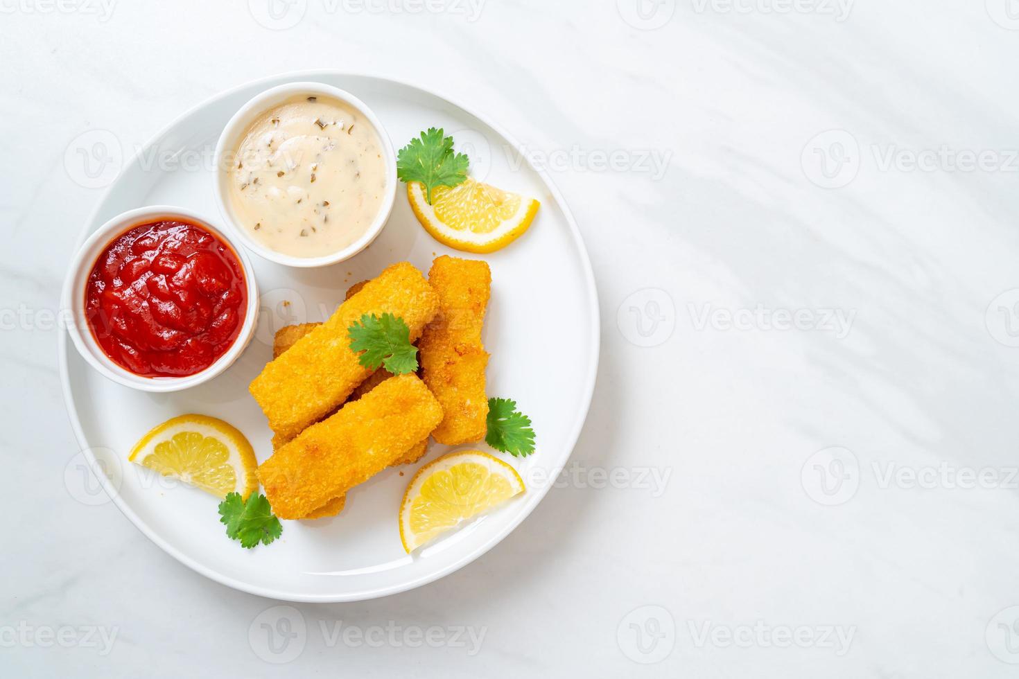 gebratene Fischstäbchen oder Pommes frites mit Soße foto