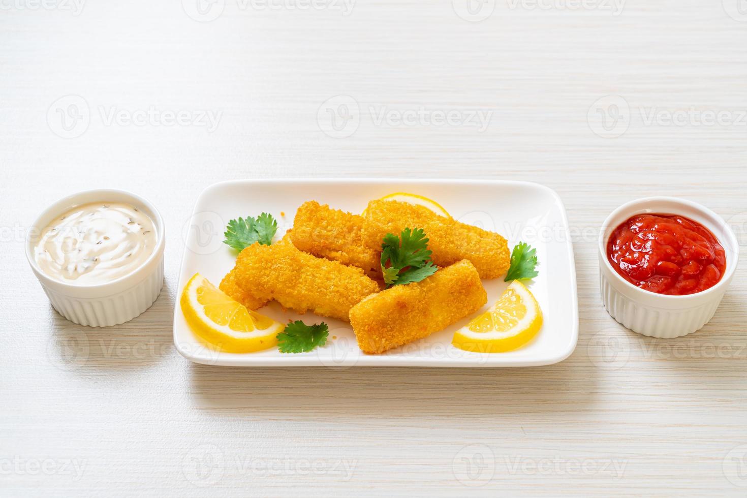 gebratene Fischstäbchen oder Pommes frites mit Soße foto