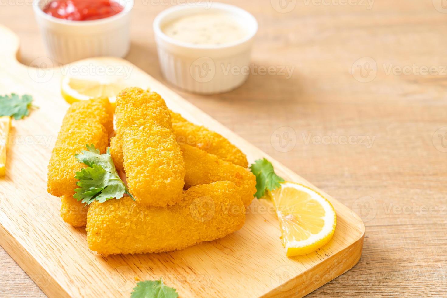 gebratene Fischstäbchen oder Pommes frites mit Soße foto