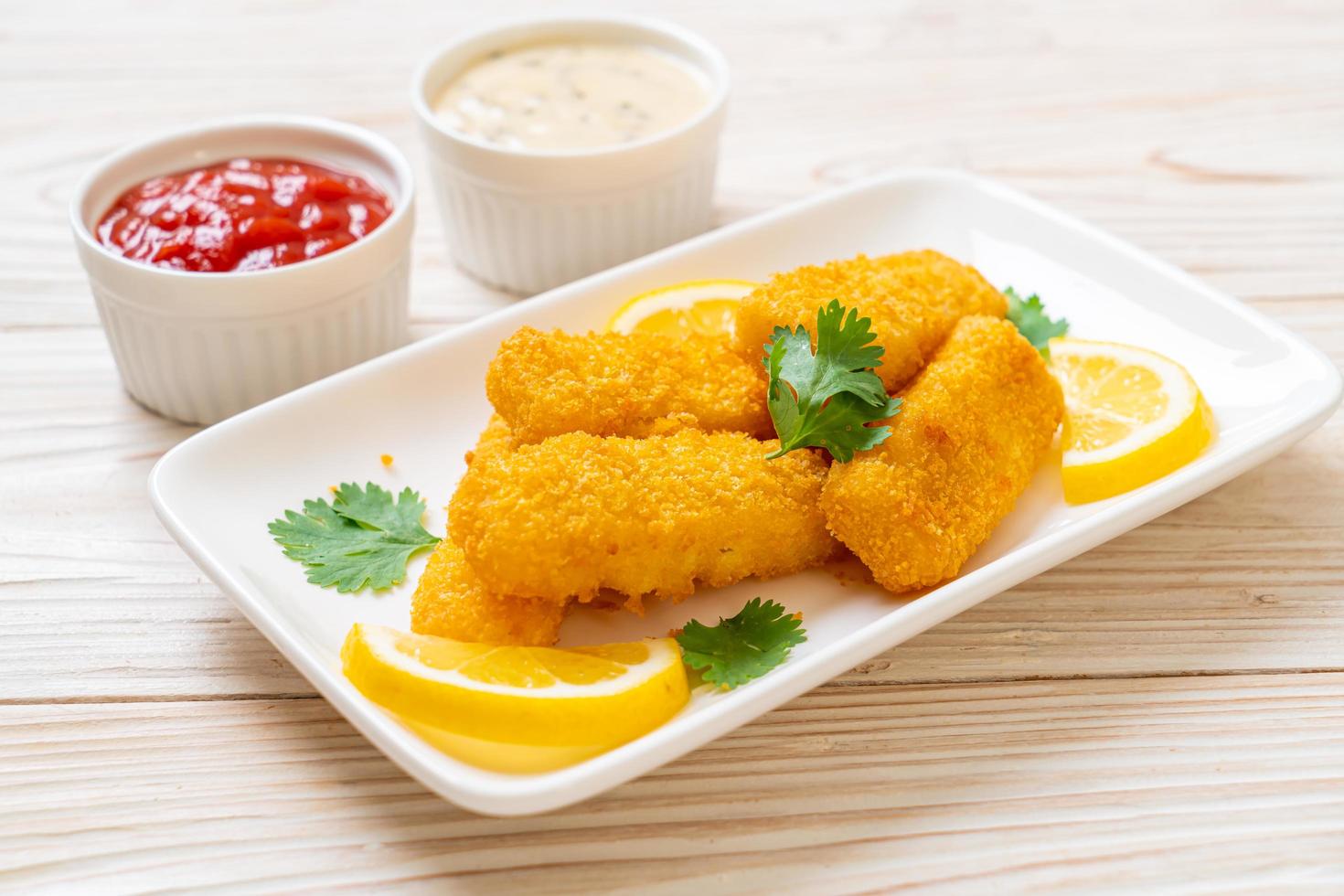 gebratene Fischstäbchen oder Pommes frites mit Soße foto