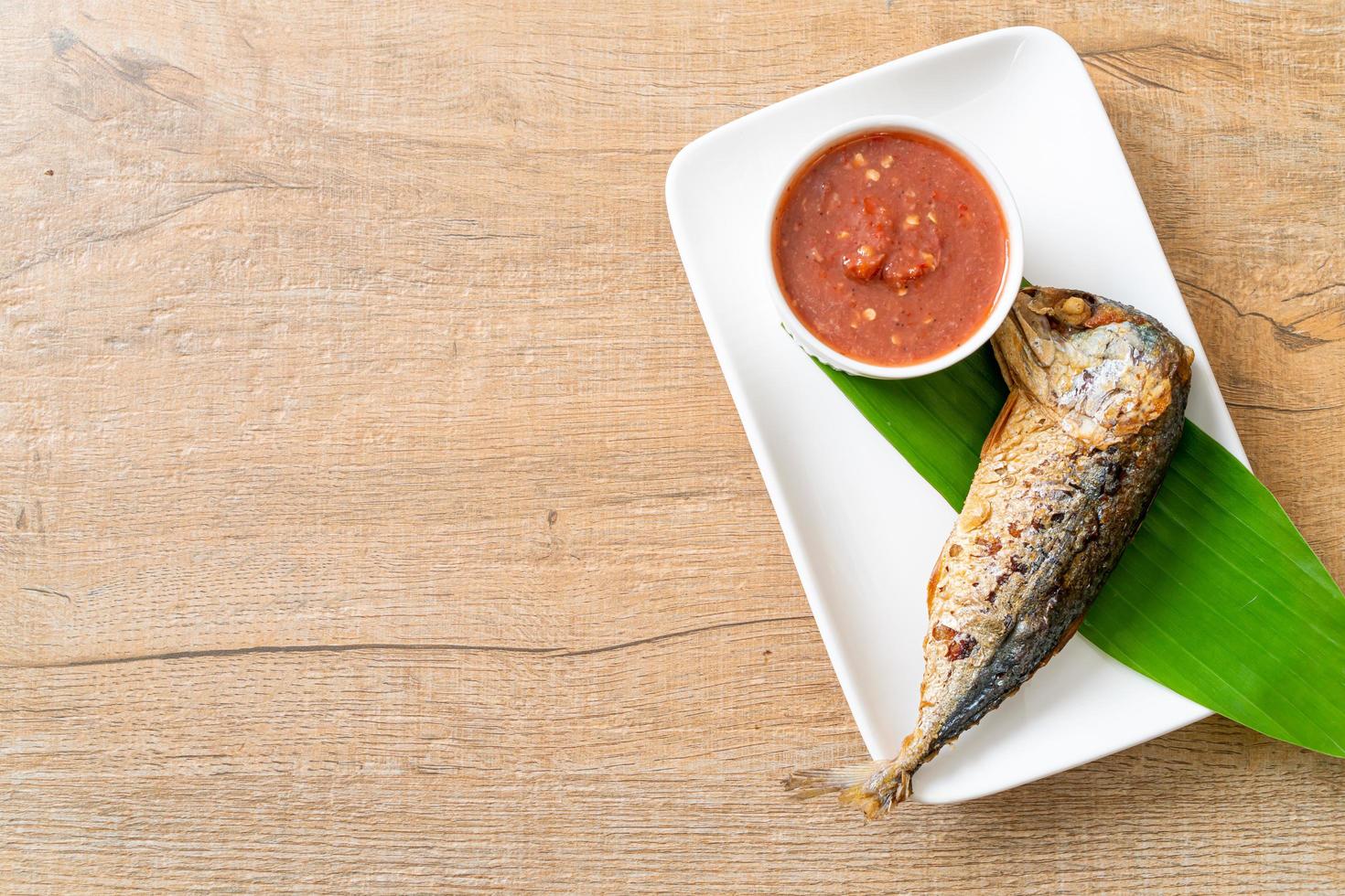 gebratener Makrelenfisch mit scharfer Garnelenpastensauce foto