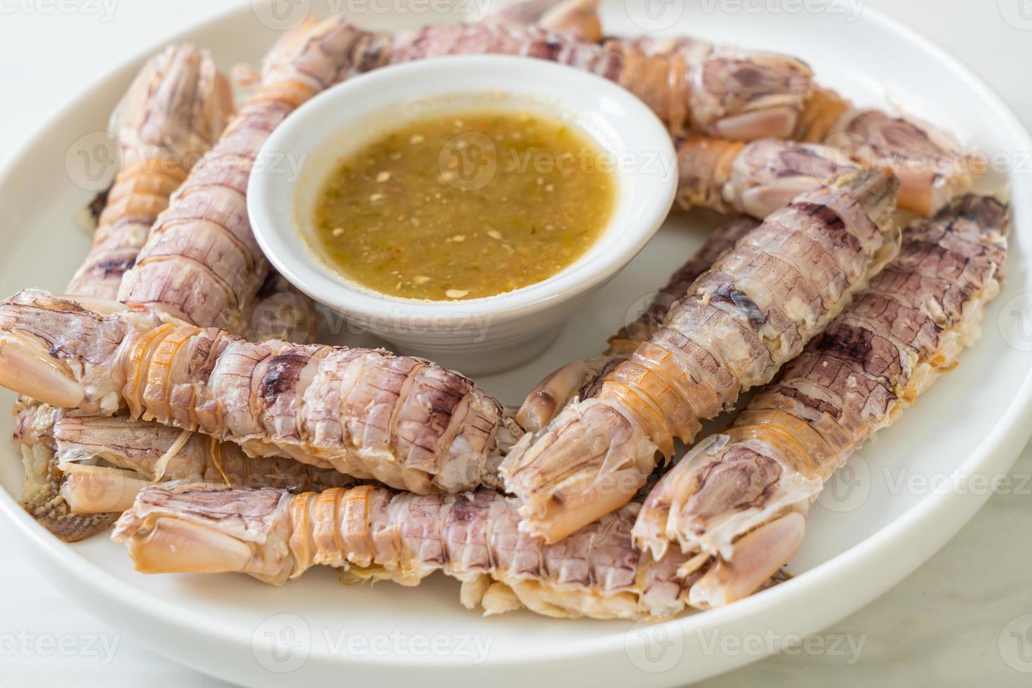 gedämpfte Flusskrebse oder Fangschreckenkrebse oder Stomatopoden mit scharfer Meeresfrüchtesauce foto