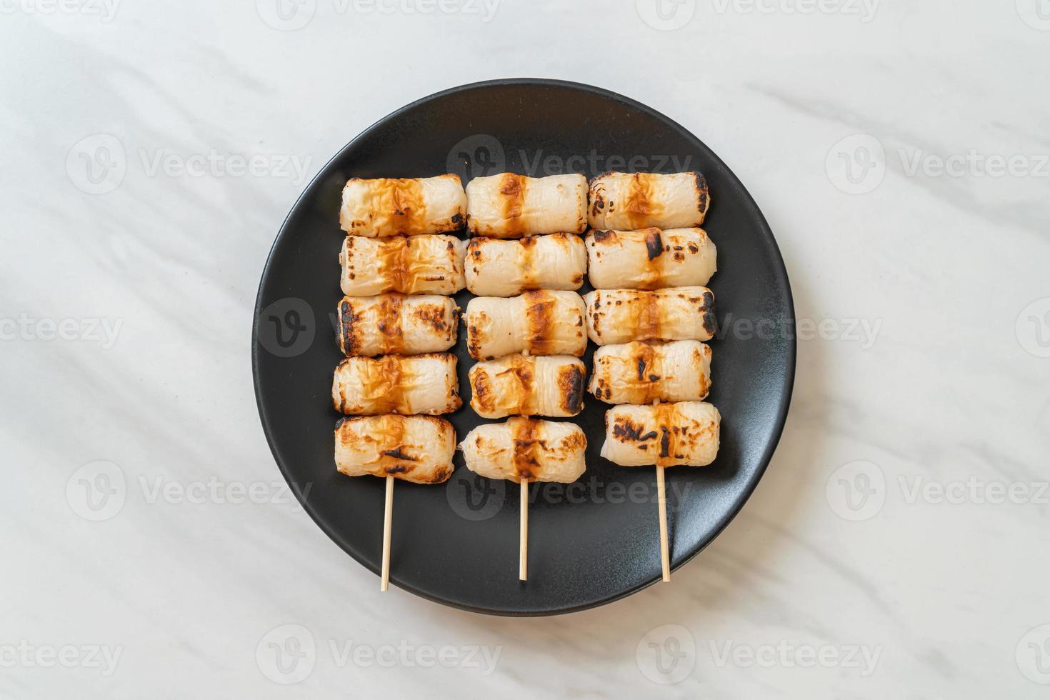 gegrillter röhrenförmiger Fischpastetenkuchen oder Röhren-Tintenfischspieß auf Teller foto