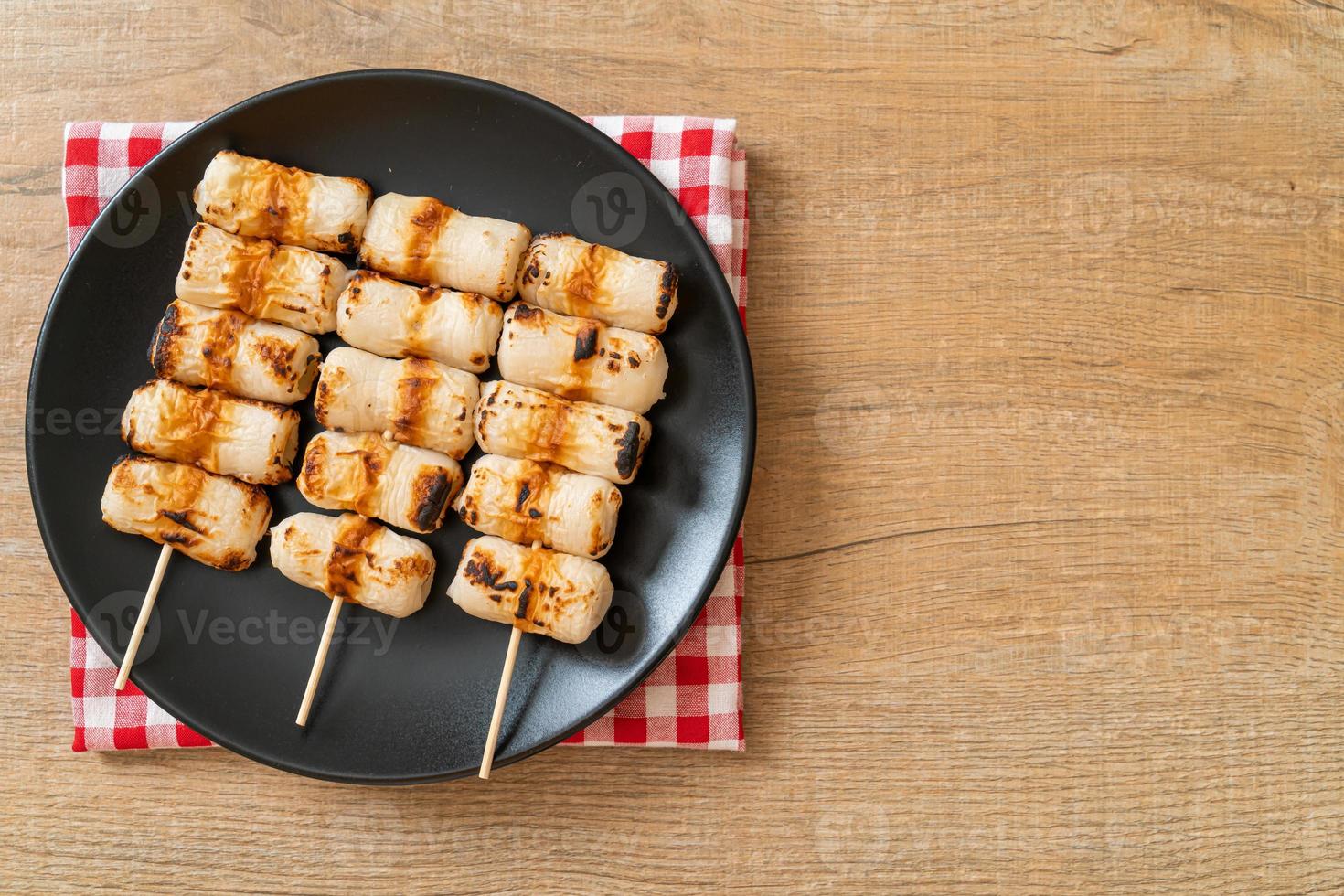 gegrillter röhrenförmiger Fischpastetenkuchen oder Röhren-Tintenfischspieß auf Teller foto