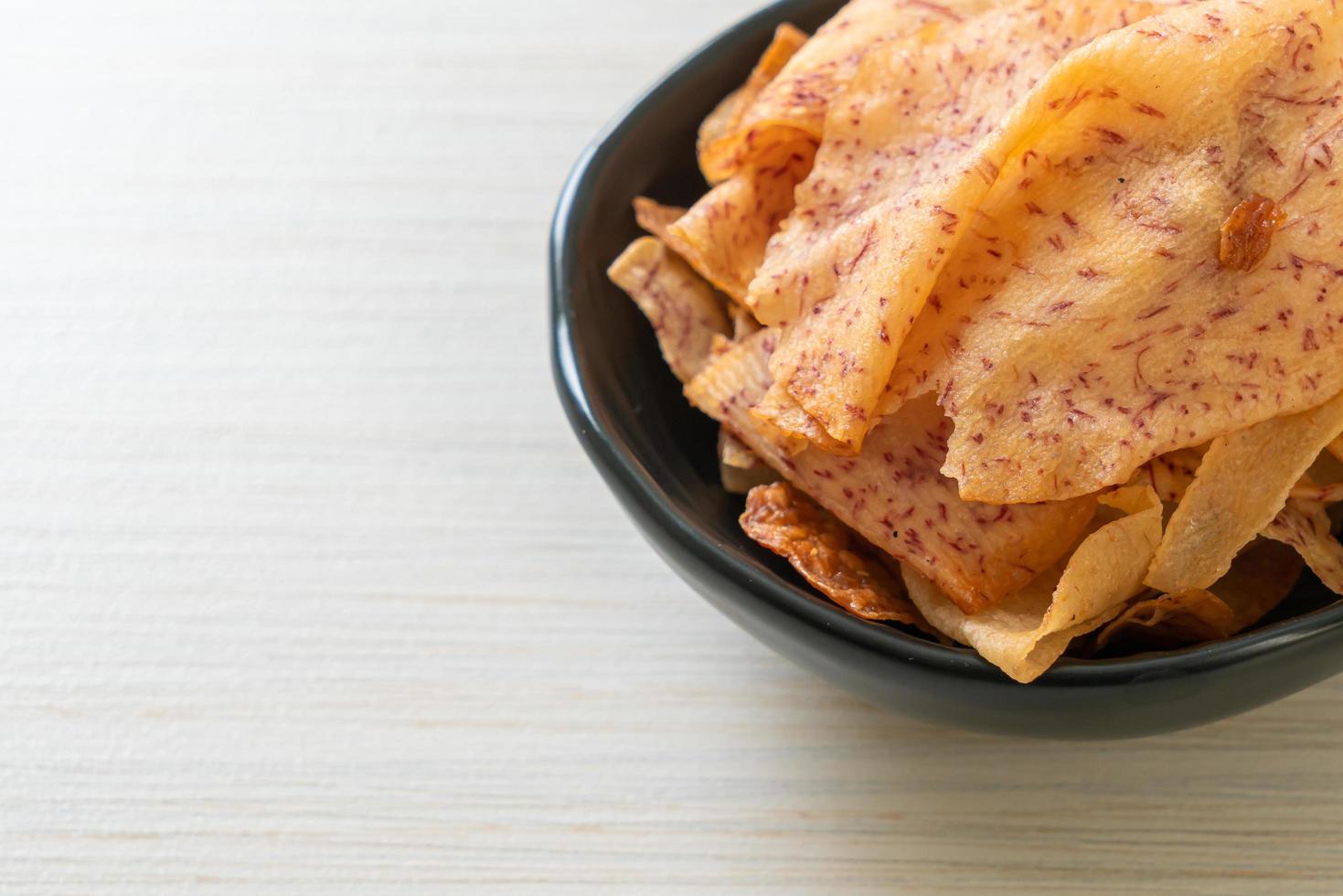 Taro-Chips gebraten oder gebacken in Scheiben geschnitten Taro foto