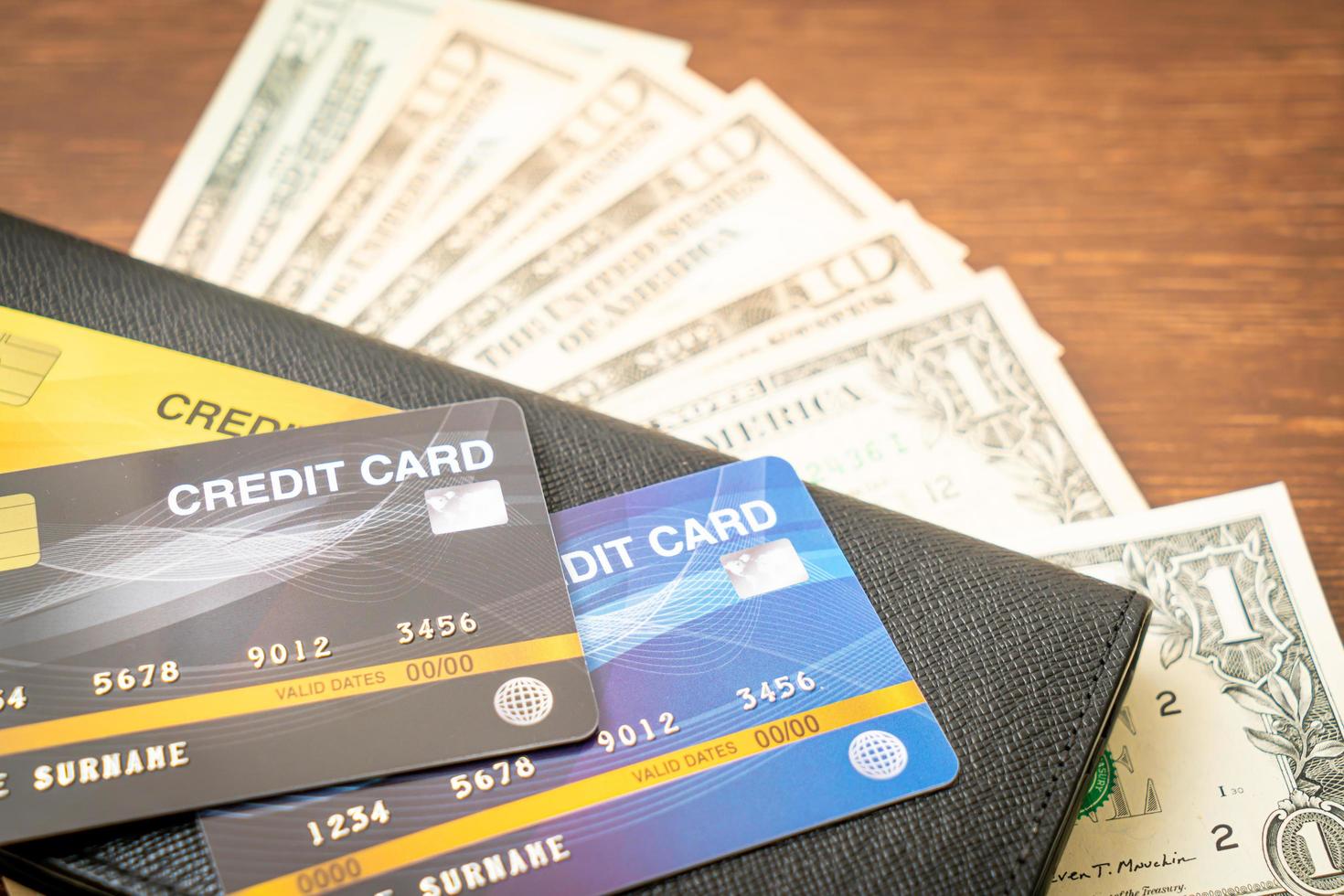 Geldbörse mit Geld und Kreditkarte - Wirtschafts- und Finanzkonzept foto