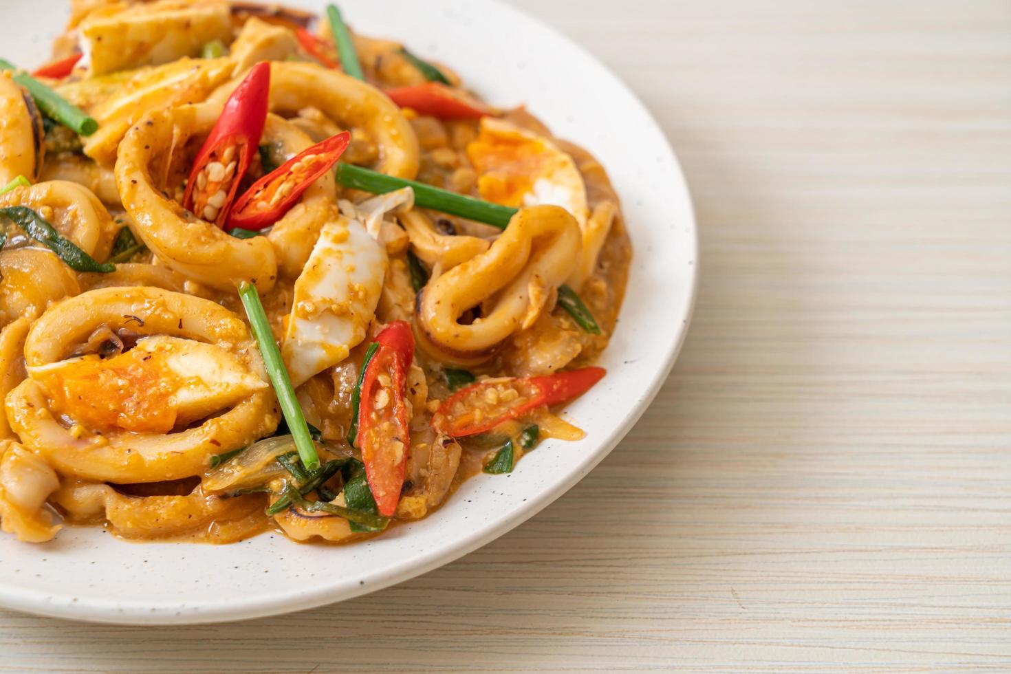 gebratener Tintenfisch oder Oktopus mit Salzei - asiatische Küche foto