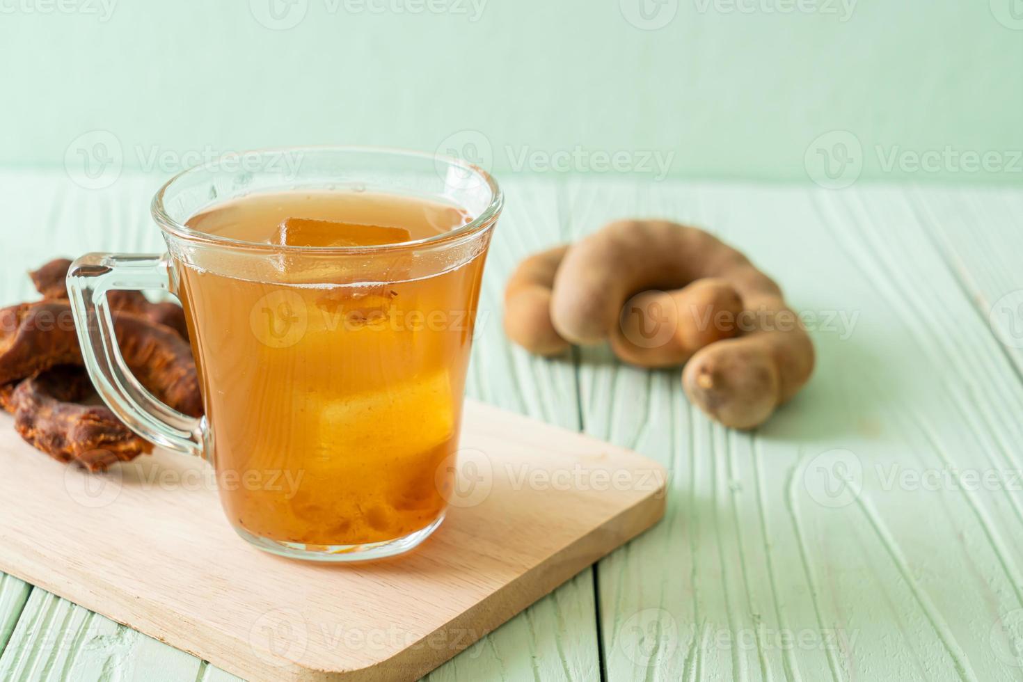 leckeres süßes Getränk Tamarindensaft und Eiswürfel foto