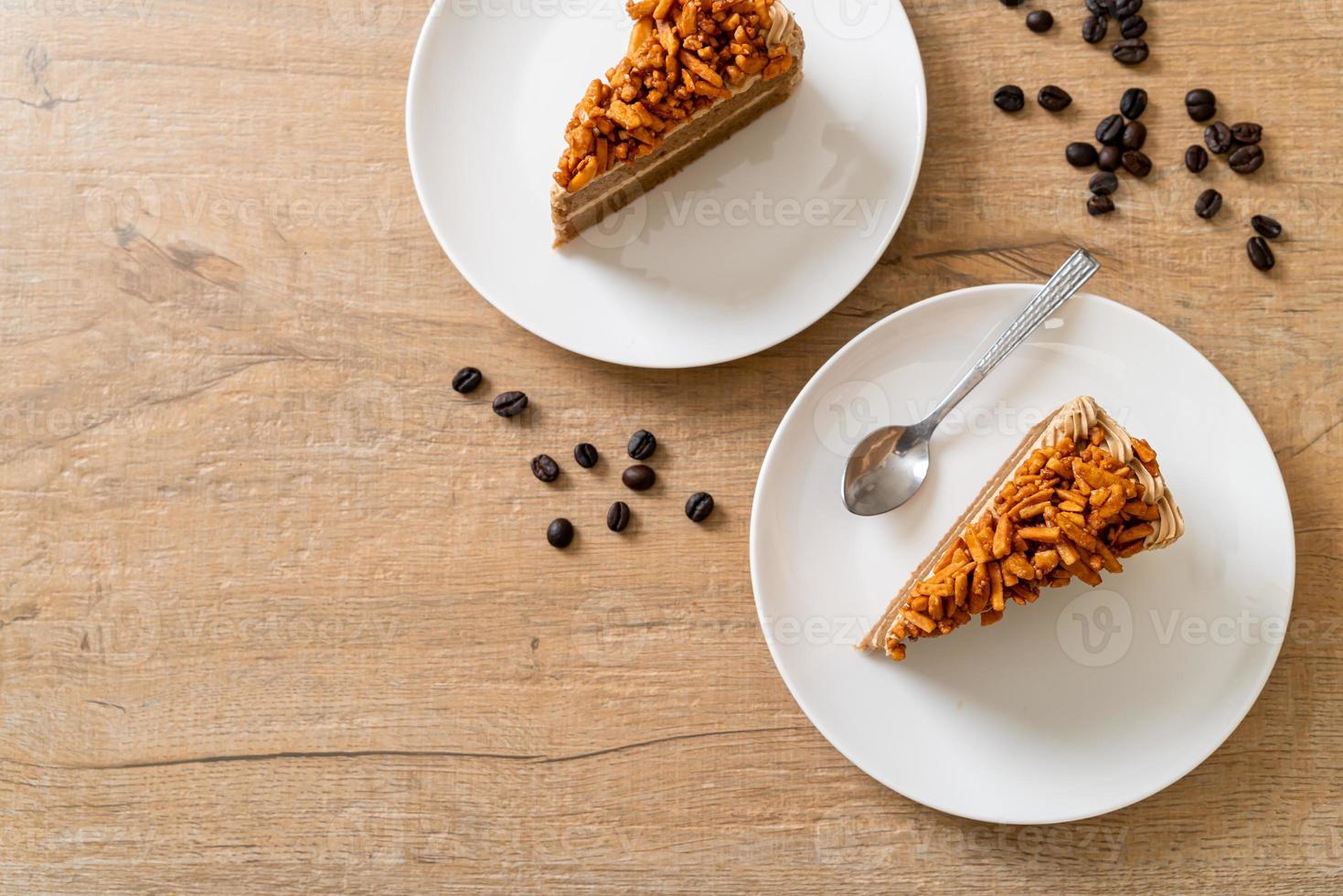 hausgemachter Kaffee-Mandel-Kuchen auf weißem Teller foto