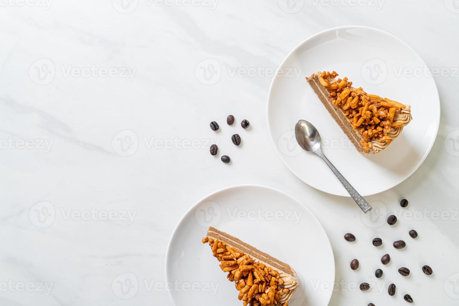 hausgemachter Kaffee-Mandel-Kuchen auf weißem Teller foto