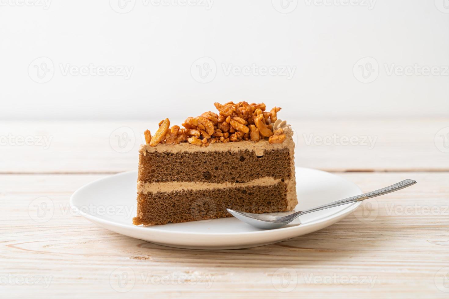 hausgemachter Kaffee-Mandel-Kuchen auf weißem Teller foto