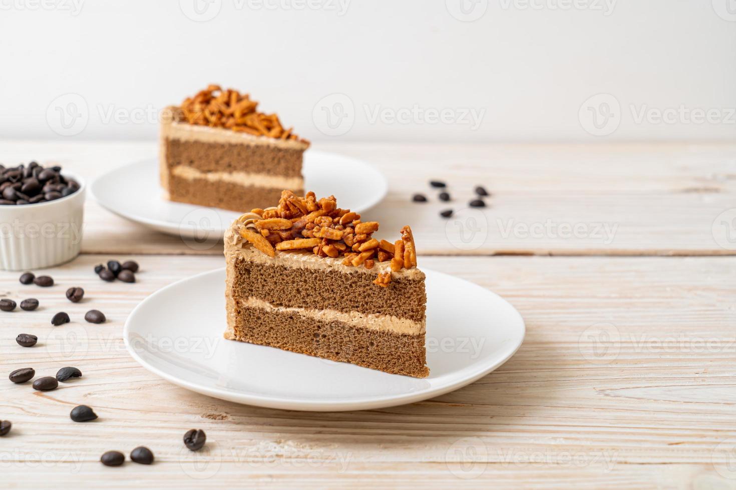 hausgemachter Kaffee-Mandel-Kuchen auf weißem Teller foto