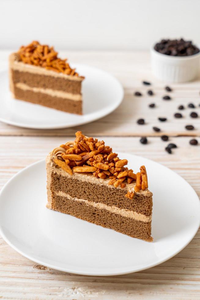 hausgemachter Kaffee-Mandel-Kuchen auf weißem Teller foto