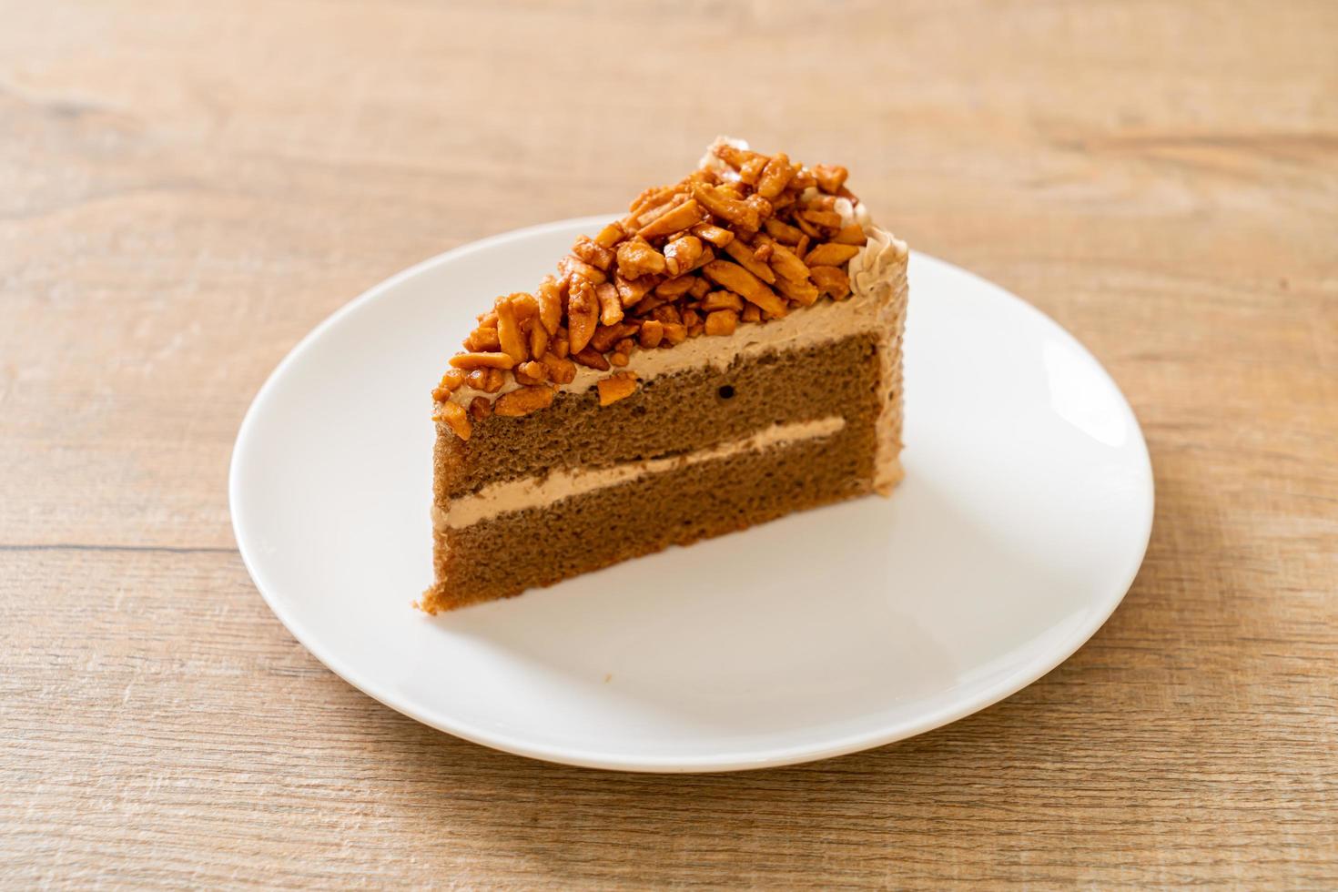 hausgemachter Kaffee-Mandel-Kuchen auf weißem Teller foto